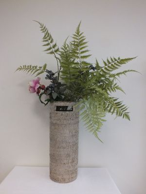 un vase contenant une plante, posé sur une table