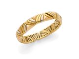 gros plan d'une bague en or sur fond blanc