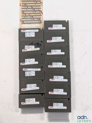 une pile de cassettes empilées les unes sur les autres