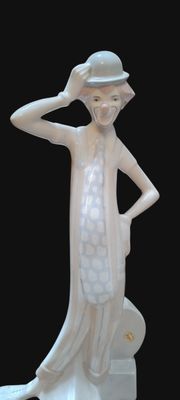 une statue blanche représentant une femme portant un chapeau et une robe