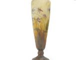 un vase en verre orné de fleurs peintes sur fond blanc