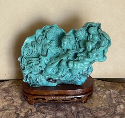 une statue représentant un groupe de personnes assises sur une table
