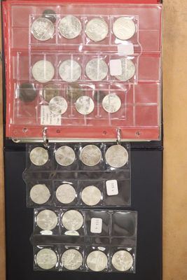 une vitrine contenant de nombreuses pièces d'argent