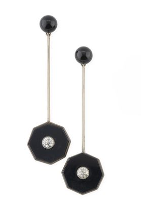 une paire de boucles d'oreilles en émail noir et blanc et diamants