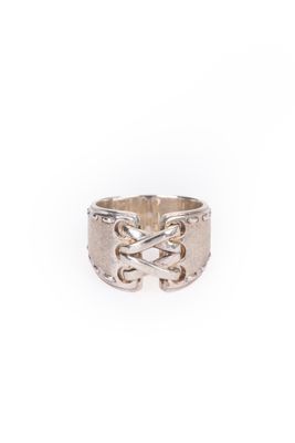 gros plan d'une bague sur fond blanc