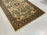 un tapis qui se trouve sur le sol d'une pièce