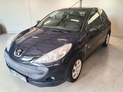 la photo d'une voiture bleue garée dans un garage