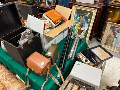 un tas d'objets divers posés sur une table verte