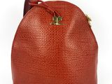 un sac seau en cuir rouge avec des finitions dorées sur la poignée