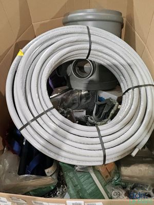une boîte contenant tout un tas de tuyaux