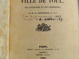 un vieux livre écrit posé sur une table