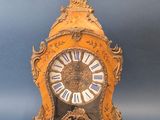 une horloge posée sur une surface bleue