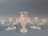 un candélabre en verre muni d'un bougeoir