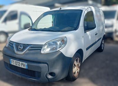 la photo d'une camionnette blanche garée sur un parking