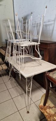 plusieurs chaises et une table dans une pièce