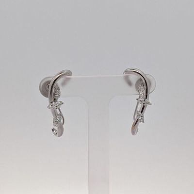 un gros plan sur une paire de boucles d'oreilles posées sur un présentoir