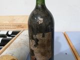 une bouteille de vin à côté d'une paire de baguettes