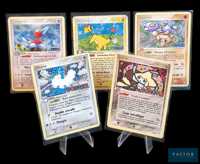 Quatre cartes Pokémon différentes sont représentées sur un fond noir.