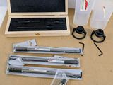 une boîte d'outils posée sur une table