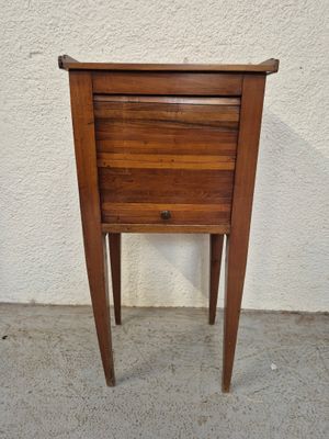 l'image d'une petite table en bois munie d'un tiroir