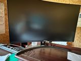 un écran d'ordinateur posé sur un bureau en bois