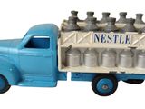 un camion miniature avec des bouteilles à l'arrière