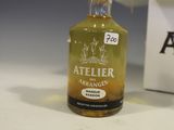 une bouteille d'alcool posée sur une table à côté d'une boîte