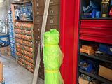 un grand sac vert au milieu d'une pièce