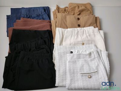 quatre paires de pantalons pour homme empilées les unes sur les autres