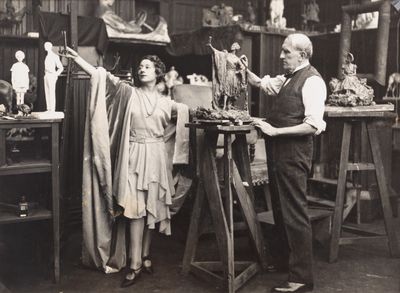 photographie en noir et blanc d'un homme et d'une femme dans un studio