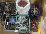 de nombreux outils de toutes sortes dans une boîte posée par terre