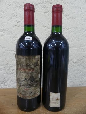 deux bouteilles de vin posées sur une table l'une à côté de l'autre