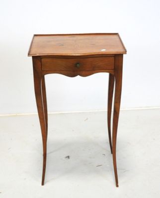 une petite table en bois avec un tiroir