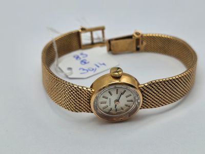 une image d'une montre-bracelet en or avec des chiffres romains
