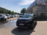 un 4x4 noir garé devant un bâtiment