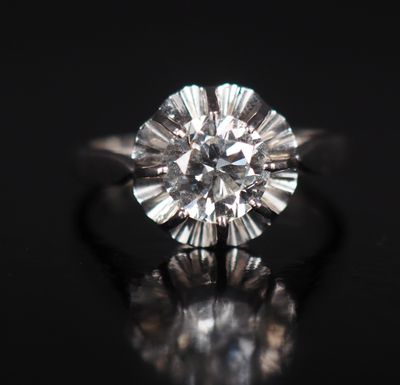gros plan d'une bague en diamant sur une surface noire