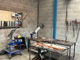 un établi dans un garage avec des outils dessus