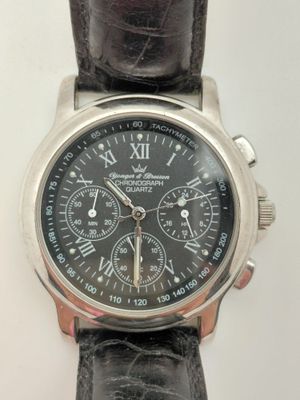 une montre posée sur un bracelet en cuir noir