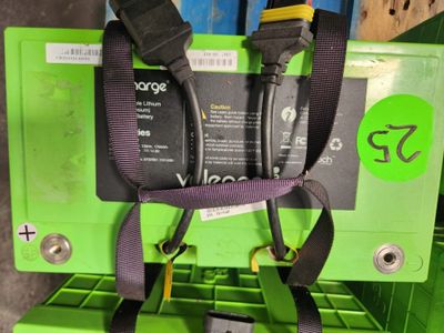 un boîtier vert auquel sont raccordés quelques câbles