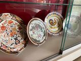 de nombreuses assiettes exposées dans une vitrine