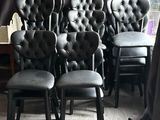 beaucoup de chaises noires qui sont disposées dans une pièce