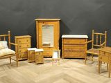 quatre meubles posés sur un parquet