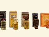 Plusieurs types de parfums sont alignés les uns à côté des autres
