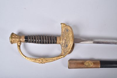 une épée posée sur une table à côté d'un couteau