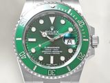 une montre avec un cadran vert et un bracelet argenté