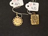 deux étiquettes fixées à un bijou quelconque