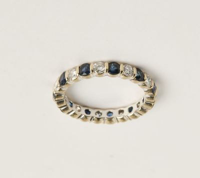 bague en or blanc avec saphirs bleus et diamants
