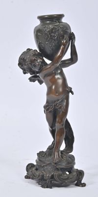 statue en bronze représentant un garçon portant un vase sur l'épaule