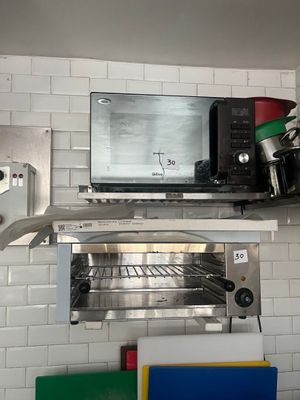 une photo d'une cuisine avec un four grille-pain et un four grille-pain