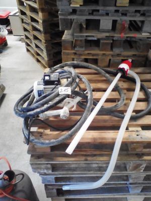 Une pompe électrique et une pompe manuelle. - Photo 1